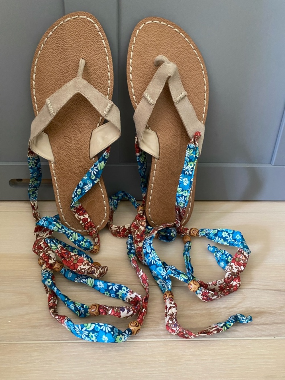 🔥Bundle 6 for $25🔥 American Eagle Outfitters Tan Sandal with Floral Accents